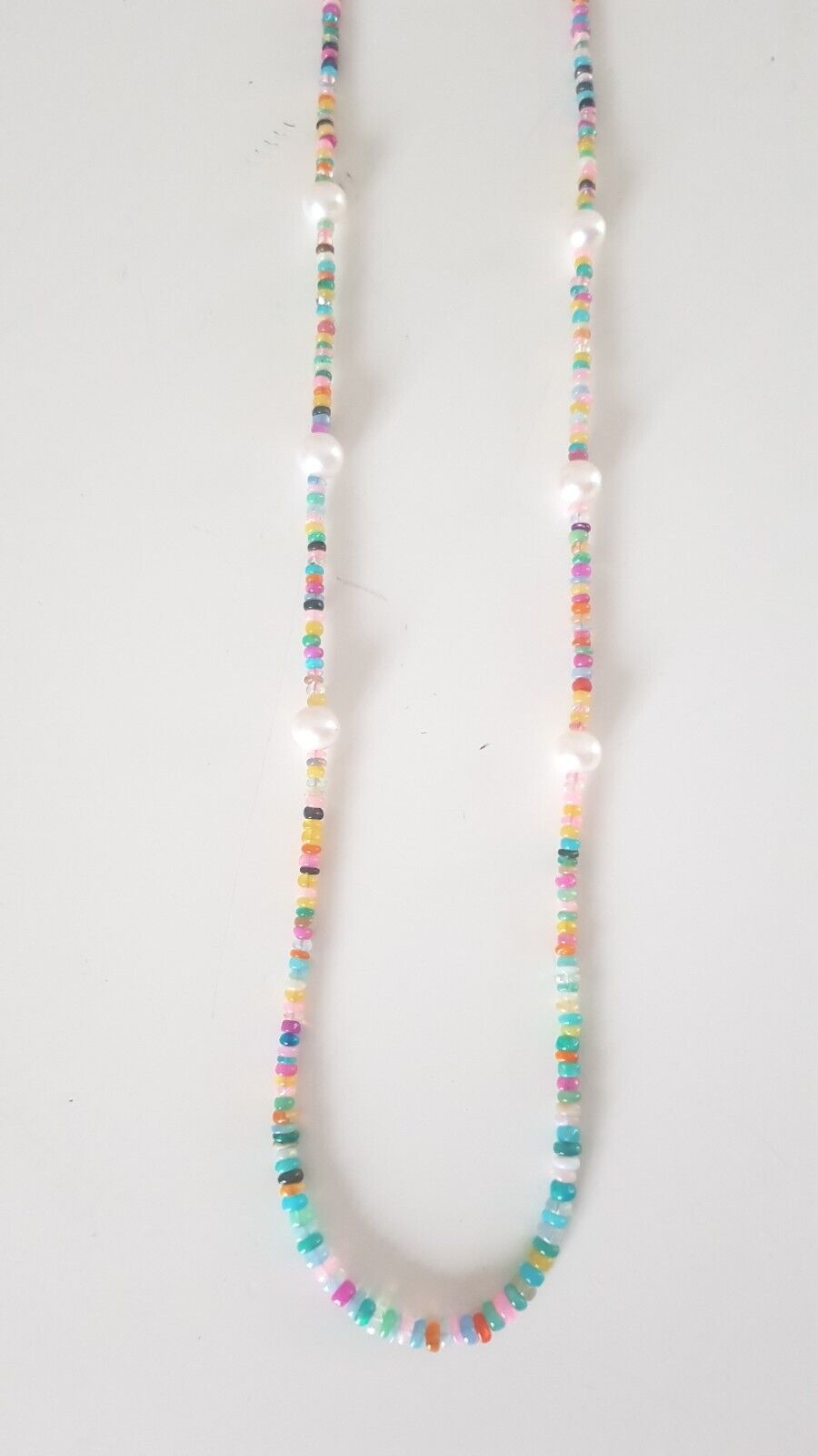 Bunte Opale mit weissen Perlen Kette 85 cm